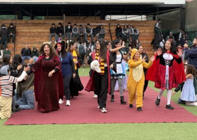 Nuestra comunidad educativa celebró el día del libro con un entretenido desfile literario, donde estudiantes, docentes y asistentes participaron caracterizados como diversos personajes  de la literatura.  Esta actividad fomentó la creatividad, la imaginación y el gusto por la lectura, permitiendo compartir una jornada llena de alegría y aprendizaje.